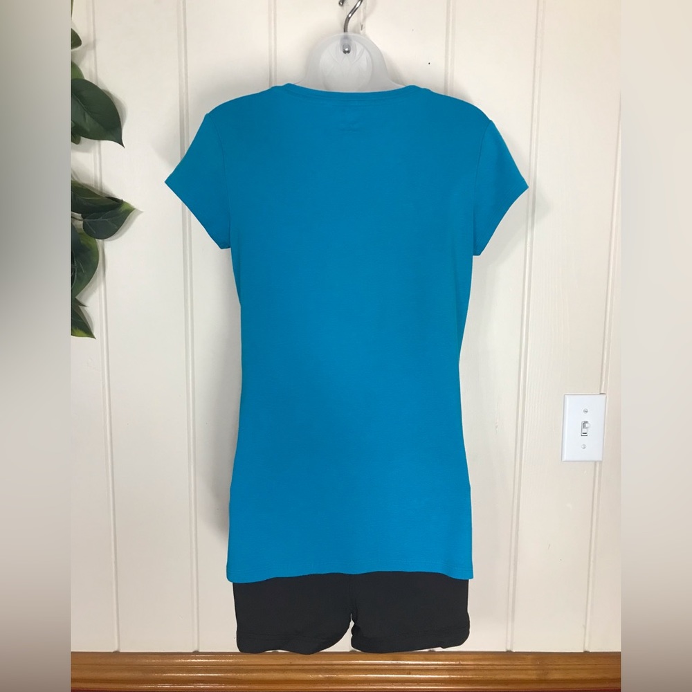 Ladies JCPenney Blue Round Neck Blouse
Size Large 12 - 14
Stretch Material 
100… - Picture 13 of 16
